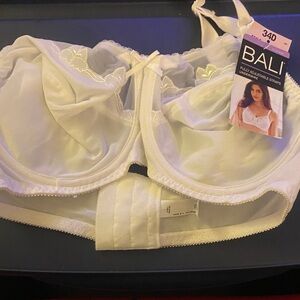 Bali Women's White Lace Trim Bra